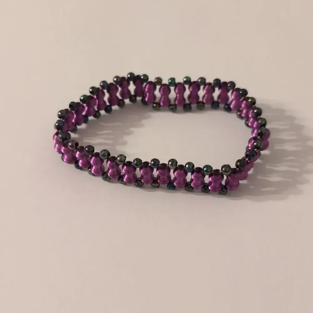 572 Purple Wire Iridescent Beaded Stretch‎ Bracelet